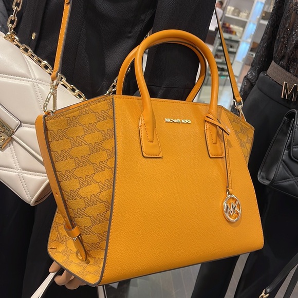 Michael Kors Avril Large Top Zip Satchel Shoulder Bag
Honeycomb - Picture 4 of 16